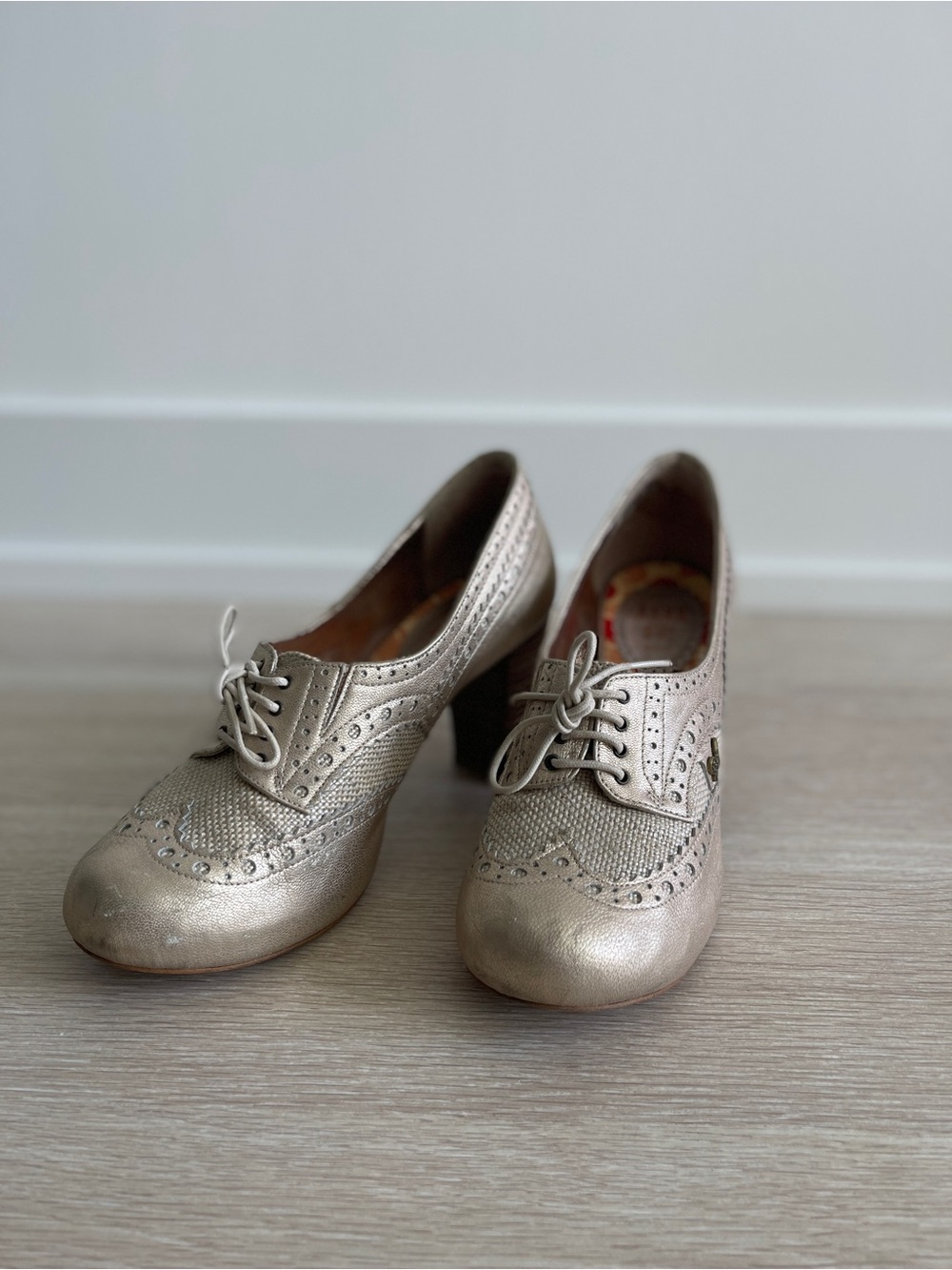 Anna Sui Retro/ Vintage Metallic Pearl Women's Lace-Up Heel